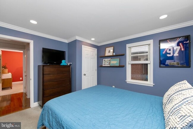 Building Photo - 22 W 6th Ave