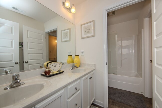 Building Photo - Luxury 5 Bedrooms 3 Full Baths 2 Car Garage