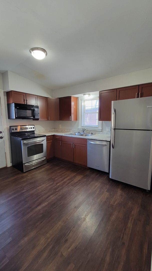 Building Photo - Remodeled 3 bed/1 bath 916 sq ft