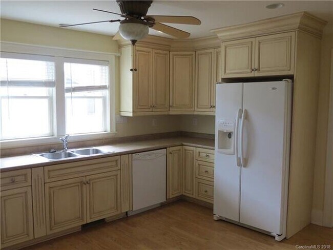 Building Photo - 123 7th St