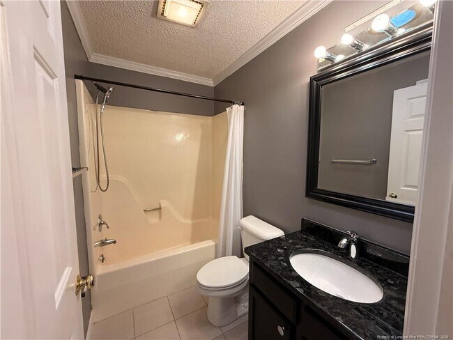 Building Photo - 995 Greenbriar Dr
