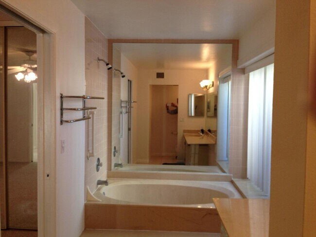 Building Photo - 643 Executive Center Dr