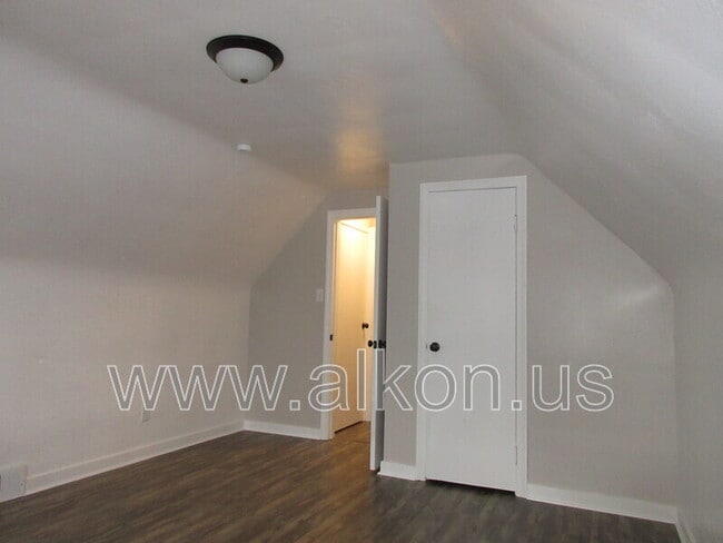 Building Photo - 346 Connor St