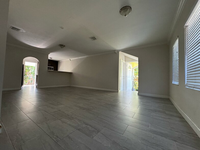 Building Photo - 934 SW 8th Ct