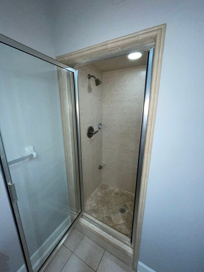 Main Bedroom Walk-in Shower - 2050 Cherokee Dr