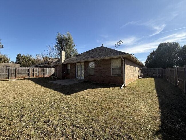 Building Photo - 325 W Strasburg Way