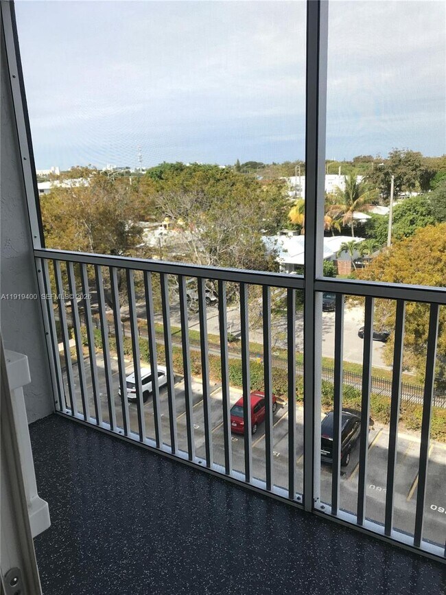 Building Photo - 16950 W Dixie Hwy