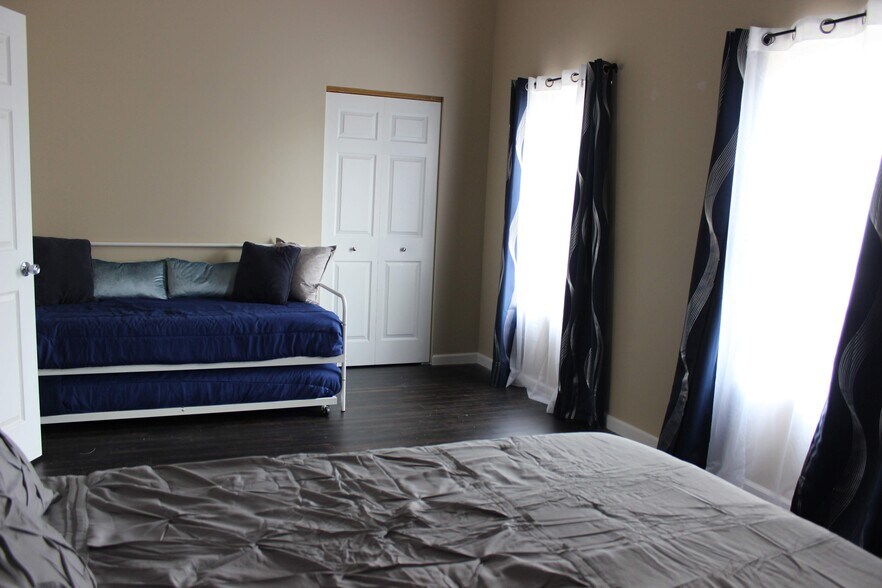 Primary bedroom has room for a daybed/dresser/large closet - 1801 W 47th St