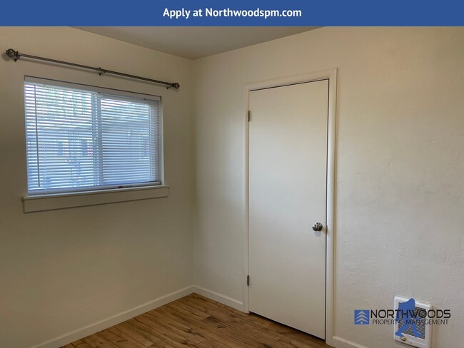 Building Photo - Nice 2 Bedroom 1 Bathroom Duplex-Washer/Dr...