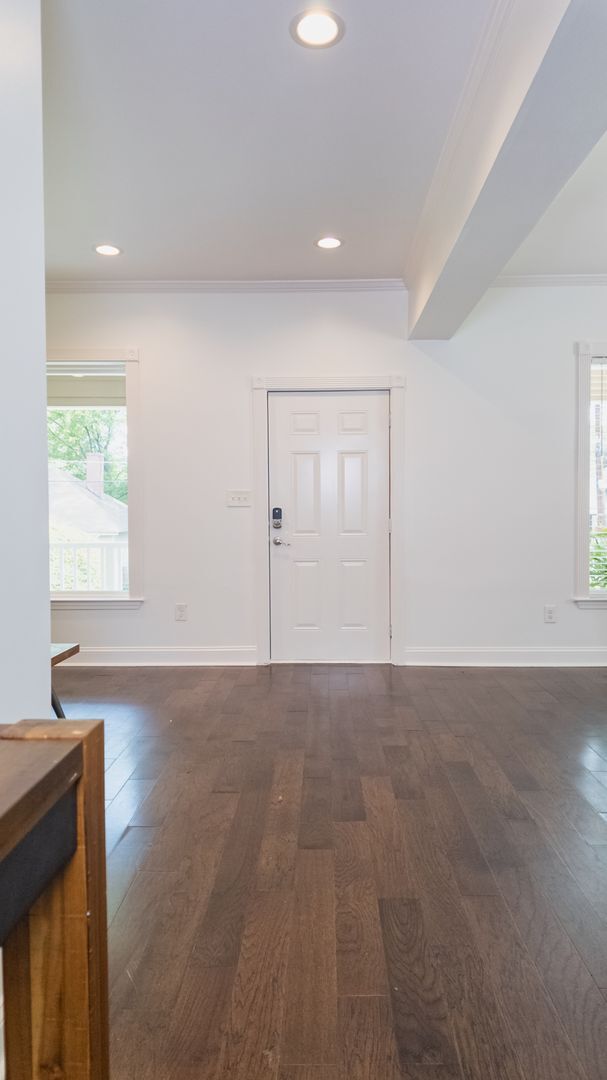 Building Photo - Spacious 4/3.5 w/ Master on Main and Fully...