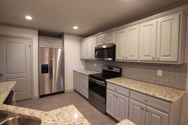 Building Photo - Beautiful 3 Bedroom 2 Bathroom Townhouse in South Tyler!