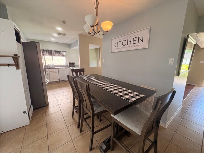 Building Photo - 2118 Hilton Head Dr