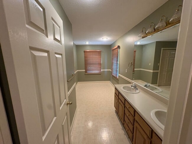 Building Photo - 2737 Hickory Ridge Rd