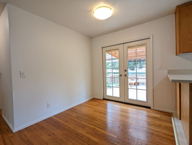 Building Photo - Great 2 bedroom with bonus space located i...