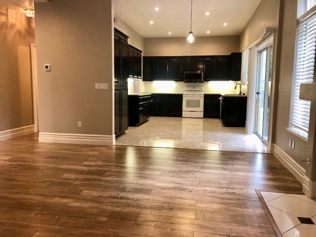Building Photo - Spacious and beautiful 3 bedroom 2.5 bath ...