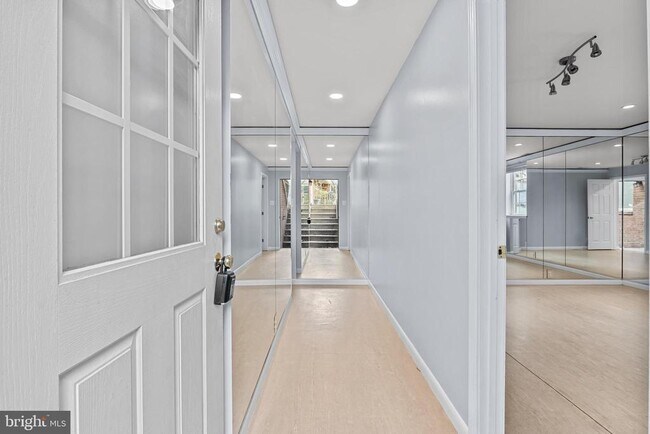 Building Photo - 5937 Avon Dr