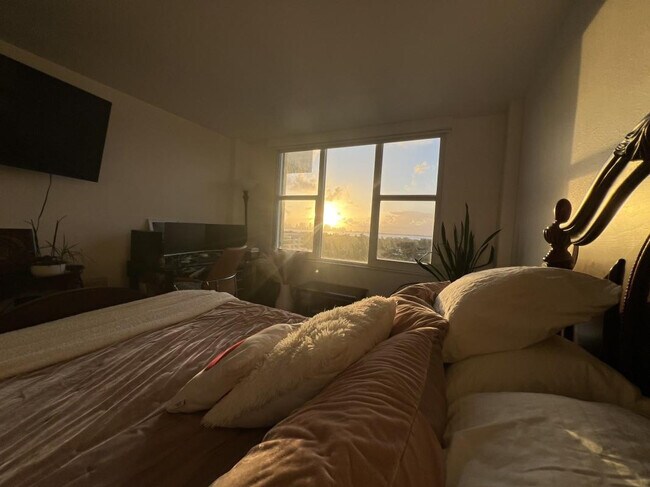 Building Photo - 5600 Collins Ave