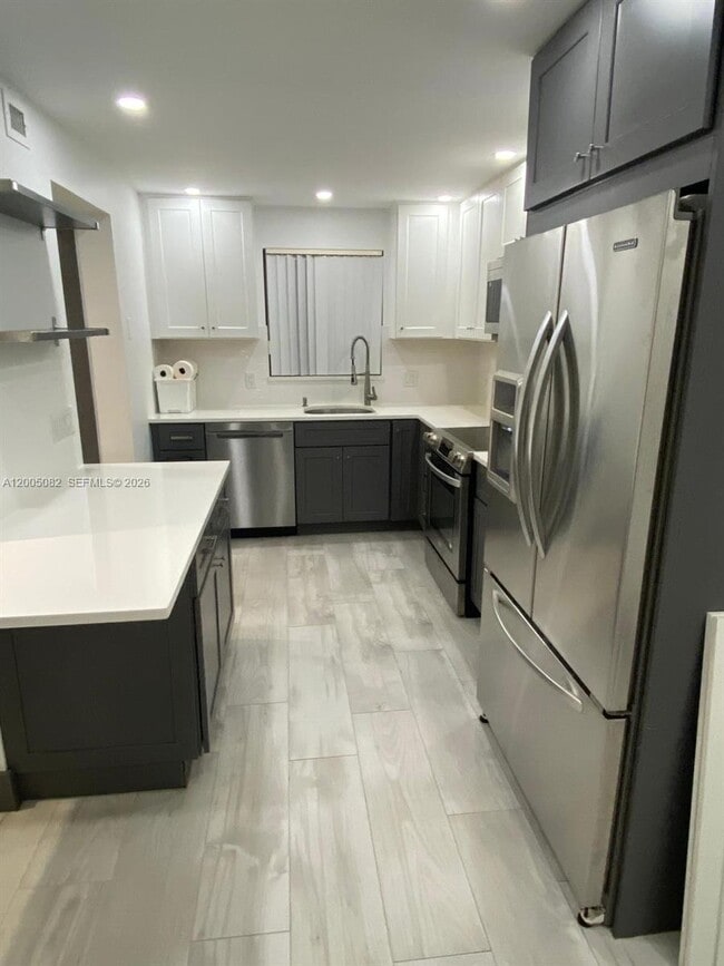 Building Photo - 660 Tennis Club Dr