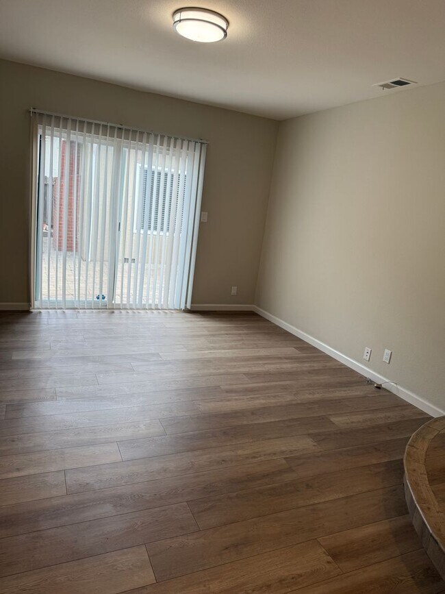 Building Photo - 1816 Boxwood Dr