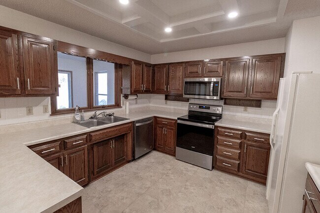 Building Photo - 401 Cedar Ln