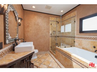 Building Photo - 9031 Rosewood Ave