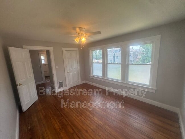 Building Photo - 144 W Parkwood Dr