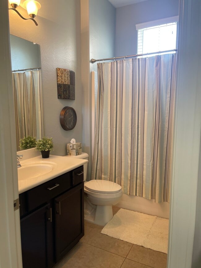 Shared bath between bedroom 2 and 3. - 124 N California St