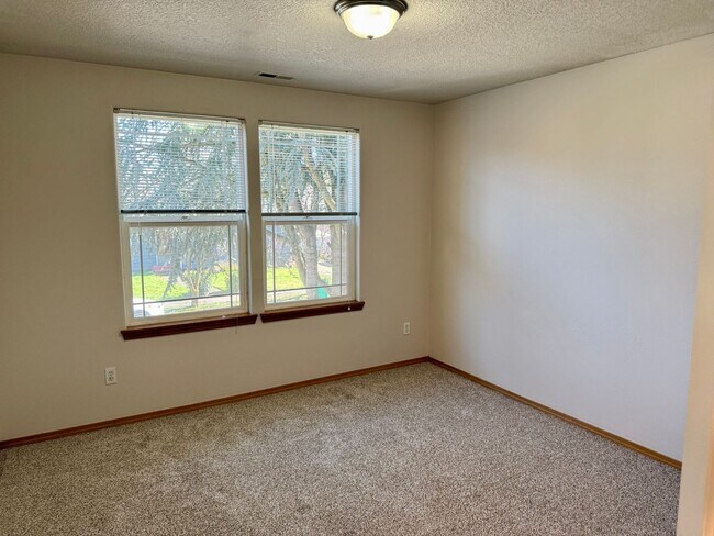 Building Photo - 1015 NE 75th Ave