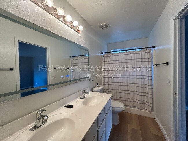 Building Photo - 4926 E Whitehall Dr