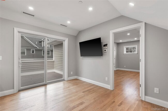 Building Photo - 280 Purchase St