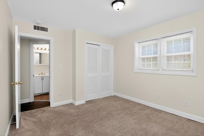 Building Photo - Lovely Two Bedroom Condo in Cotswold!