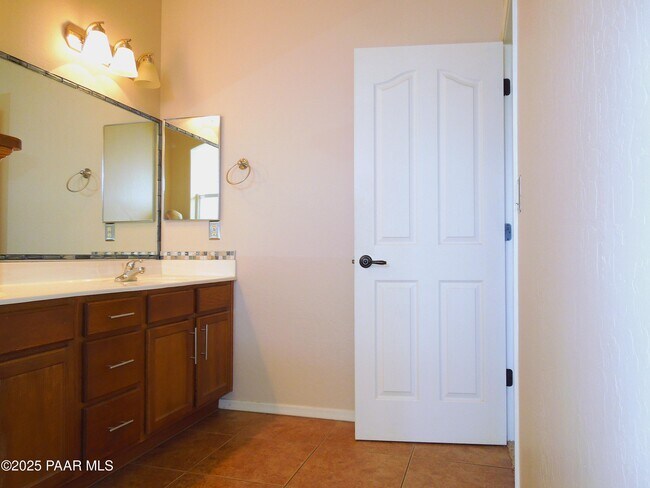 Building Photo - 5819 N Bronco Ln