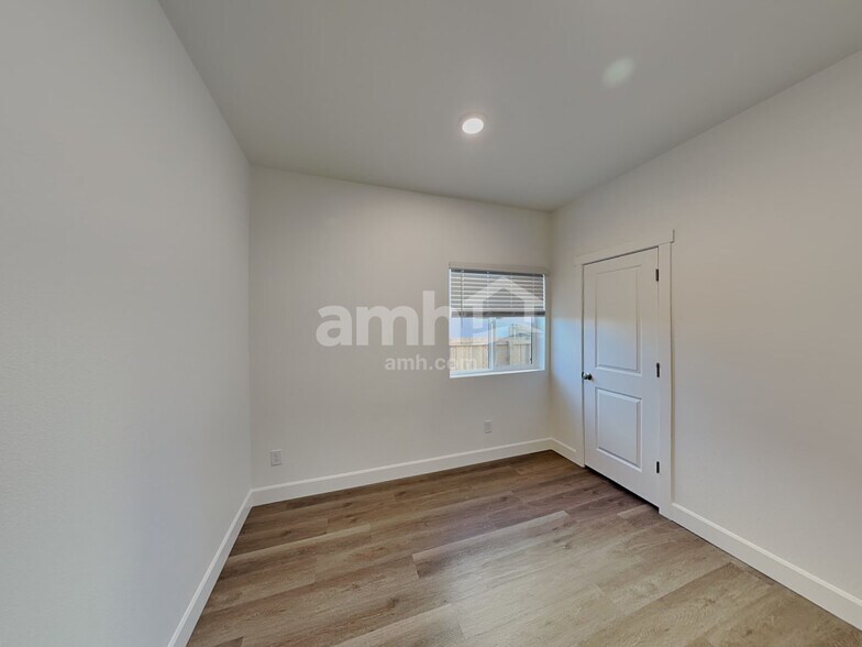 Building Photo - 13937 E 101st Ave