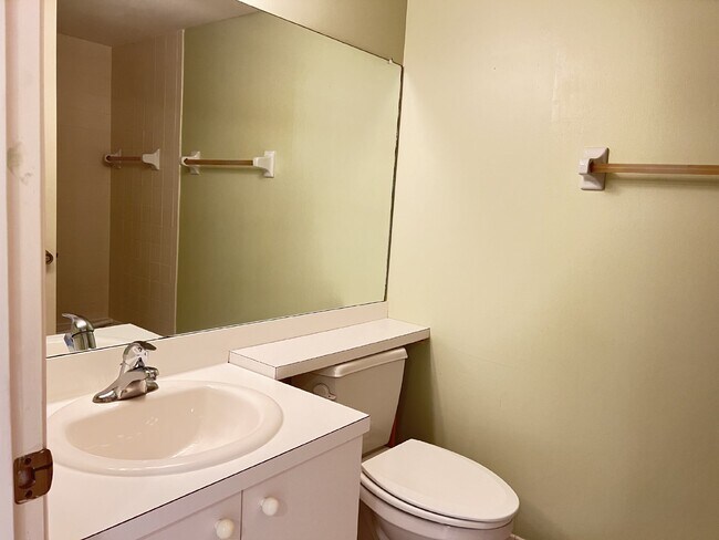 Building Photo - Great first floor Condo - Annual Lease