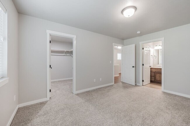 Building Photo - Townhome 3 bed 2.5 bath