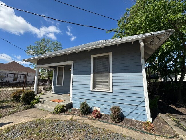 Building Photo - Fully Restored 2BR Classic Near Downtown Dignowity Hill
