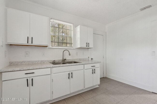 Building Photo - 421 W 18th St