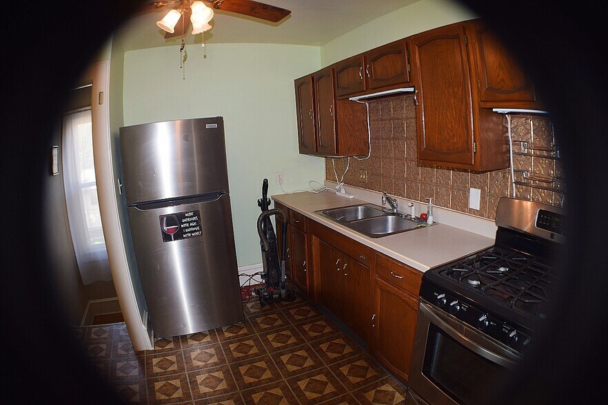 Building Photo - 102 E Irving Ave