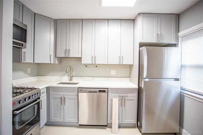 Building Photo - 470 E Broadway