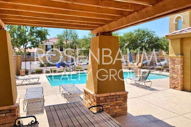 Building Photo - Beautiful 3-bedrooms, 2.5-baths townhouse ...