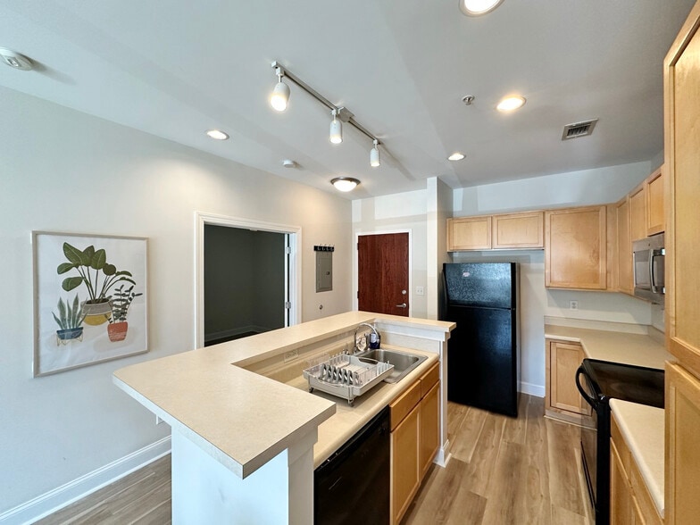 Kitchen - 411 W Washington St