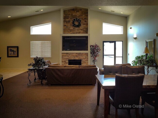 Building Photo - Diamond Valley Apartments