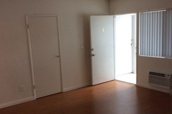 Building Photo - 432 W Stocker St