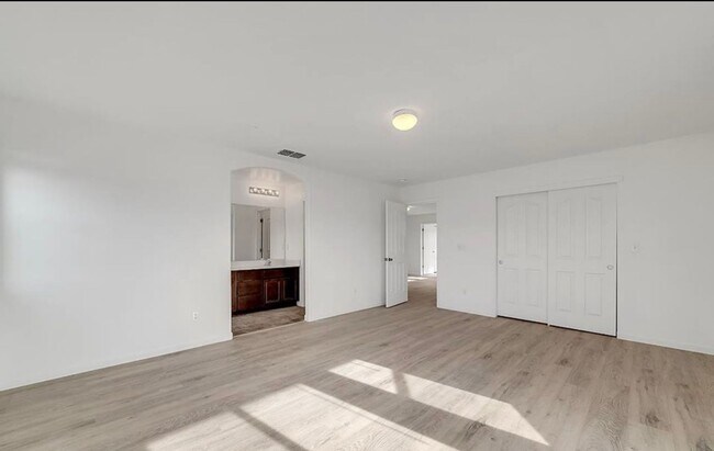 Building Photo - Elegant 5-Bedroom, 3.5-Bathroom Home –1st ...