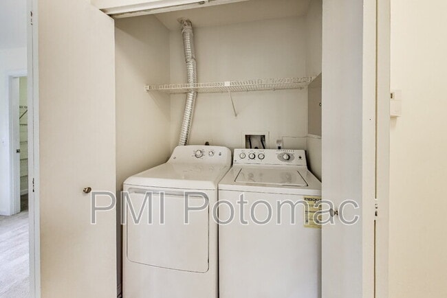 Building Photo - 18310 Streamside Dr