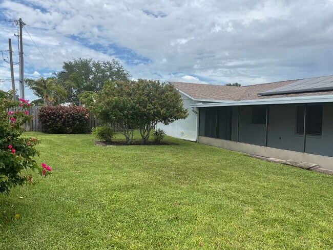 Building Photo - Charming 3-Bedroom Oasis with 2 Full Baths...