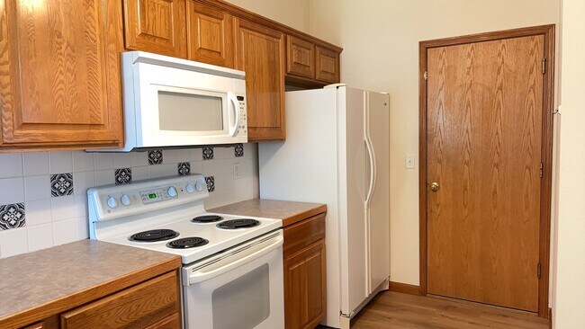 Building Photo - Spacious 3-Bed Home with Yard – Available Now