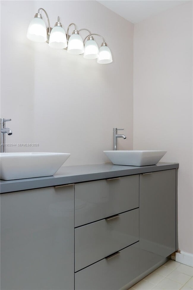 Building Photo - 8320 SW 39th Ct