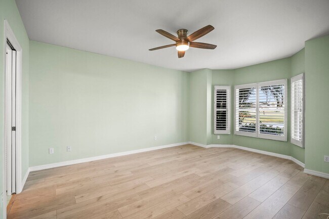 Building Photo - Stunning 2 beds 2 baths condo with lake vi...
