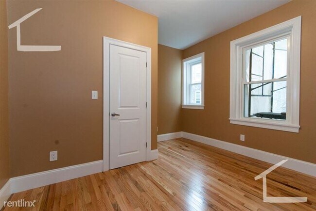 Building Photo - Luxury Room Rentals!  W/D in Unit!  Near T...